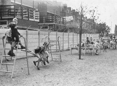 43994 Afbeelding van spelende kinderen op het speelterrein achter de Merwedekade en de Jekerstraat te Utrecht.